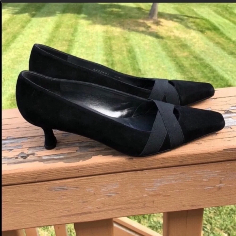 Stuart weitzman kitty heel pumps Comfy yet stylish